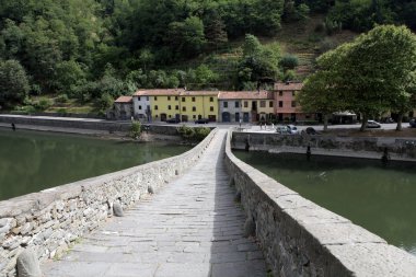 Ponte della maddalena karşısında serchio. Toskana. Şeytan Köprüsü