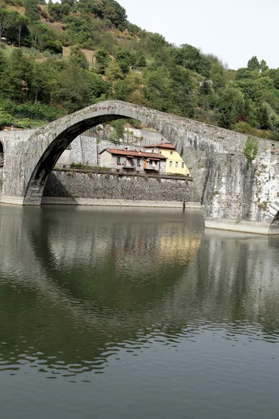Понте делла Маддалена через Серкьо. Тоскана. Мост дьявола — стоковое фото