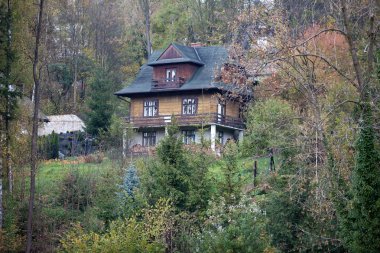 dağ evi sonbahar renkleri