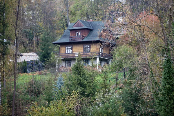 Casa de campo de montanha nas cores do outono — Fotografia de Stock
