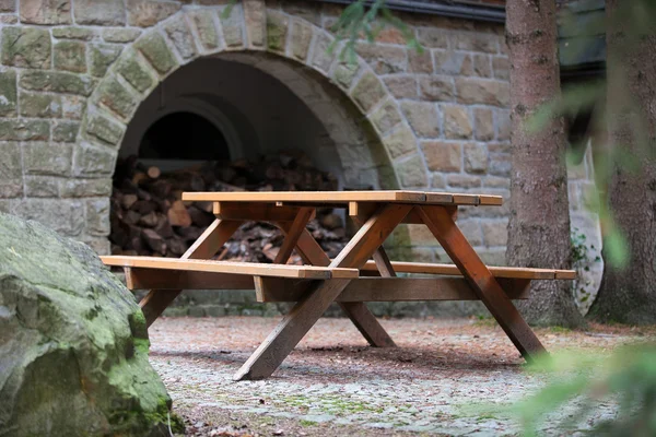 Drewniane ławki na kamiennym tarasie — Zdjęcie stockowe