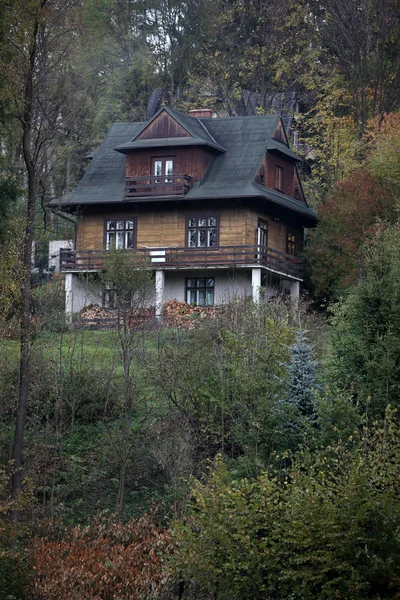 Dağ evi sonbahar renkleri — Stok fotoğraf