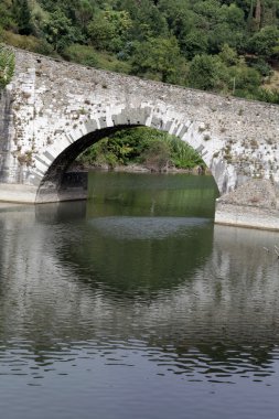 Ponte della maddalena karşısında serchio. Toskana. Şeytan Köprüsü