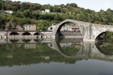 Ponte della maddalena karşısında serchio. Toskana. Şeytan Köprüsü