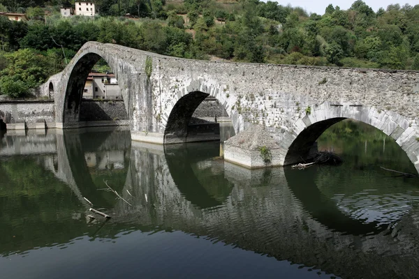 Ponte della maddalena karşısında serchio. Toskana. Şeytan Köprüsü — Stok fotoğraf