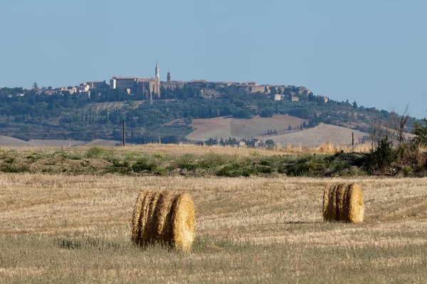 Gouden hooibalen op een veld in de Toscane — Stockfoto