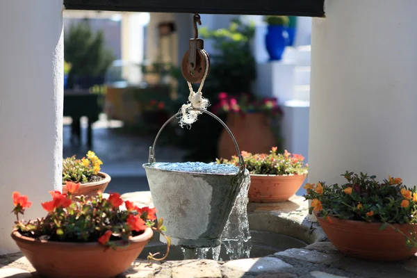 Lehren aus dem Brunneneimer mit erfrischendem Wasser — Stockfoto