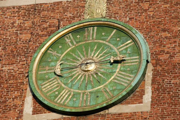 Cracóvia - relógio voltado para a torre da catedral de Wawel — Fotografia de Stock