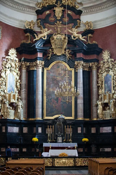 Krakov-kostel svatého Petra a St. Paul. Barokní oltář — Stock fotografie