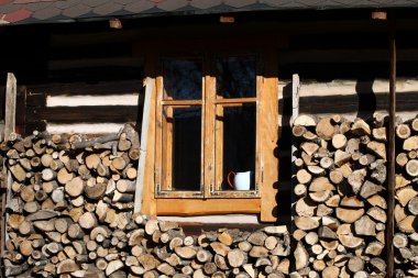 kır evi tarafından düzenlenen yakacak odun