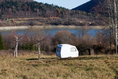 Göl kenarında tatil karavan