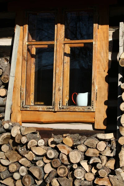 Drewno ułożone przez wiejski domek — Zdjęcie stockowe