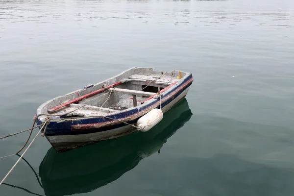 Houten vissersboot in de haven — Stockfoto