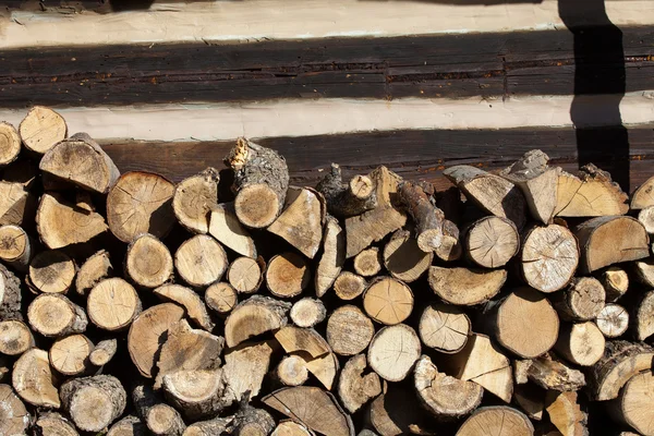 Firewood arranged by the country cottage — Stock Photo, Image