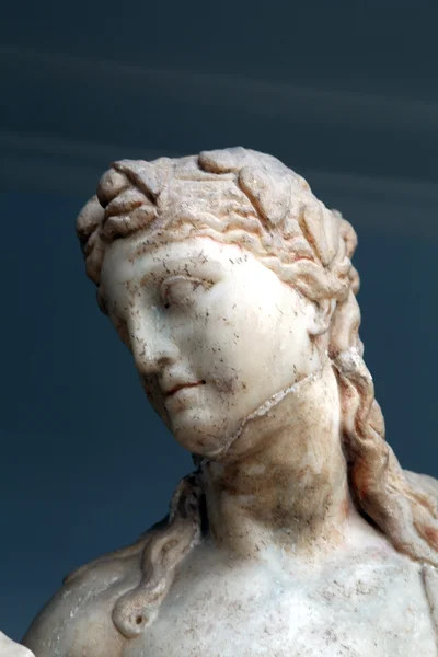 Die antike Skulptur in der Stadt. dodekanesisch, griechisch — Stockfoto