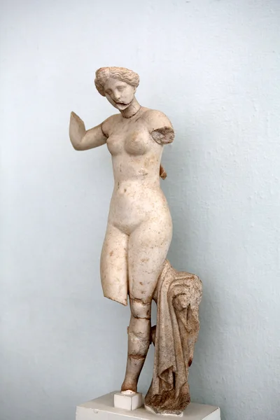 Die antike Skulptur in der Stadt. dodekanesisch, griechisch — Stockfoto