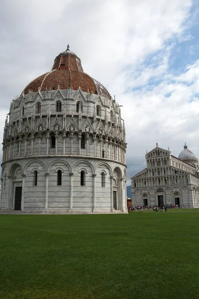 Pisa - doopkapel van St. John op het Piazza dei Miracoli — Stockfoto