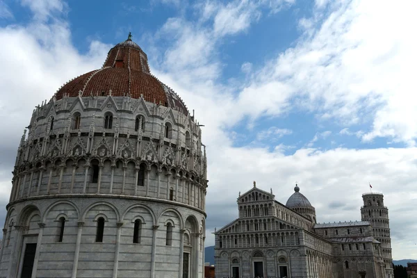 Pisa - Baptistry of St John i Piazza dei Miracoli — Stockfoto