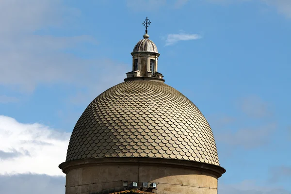 Pisa - Camposanto-Kuppel in Bezug auf den blauen Himmel — Stockfoto
