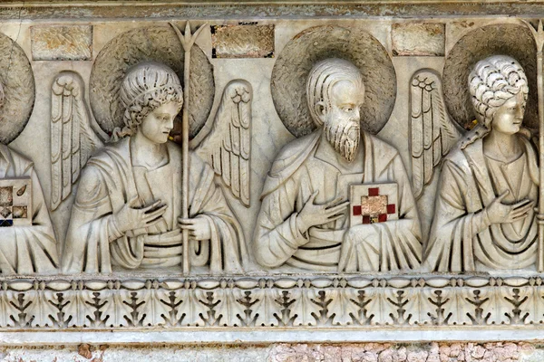 Pisa - parte del relieve en la parte delantera del baptisterio — Stockfoto