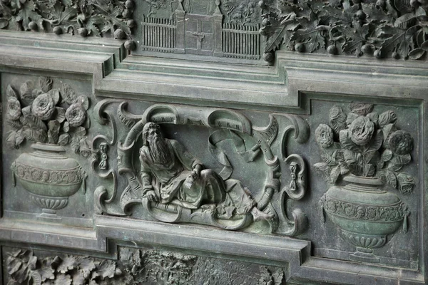 Pisa -主教座堂门上装饰的细节 — 图库照片