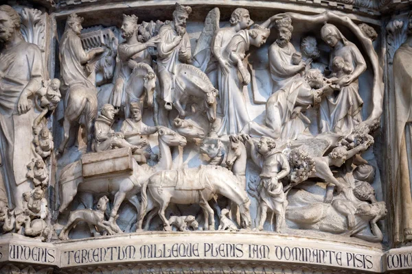 Pisa - Duomo interior. Púlpito de Giovanni Pisano — Foto de Stock