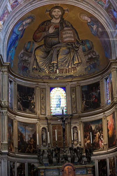 比萨-大教堂内部。教堂中殿和坛 — 图库照片