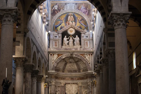Pise - Duomo intérieur. La nef et l'autel — Photo