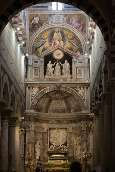 ピサのドゥオモ インテリアです。身廊と祭壇 — ストック写真