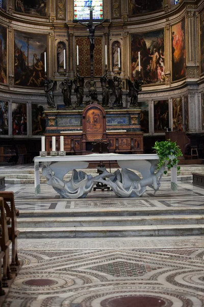 Pisa - Interiér katedrály duomo. hlavní loď a oltář — Stock fotografie