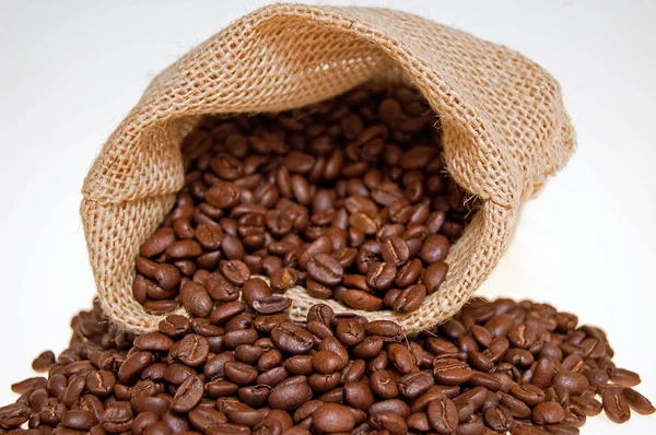 Kärnor av kaffe och säcken — Stockfoto