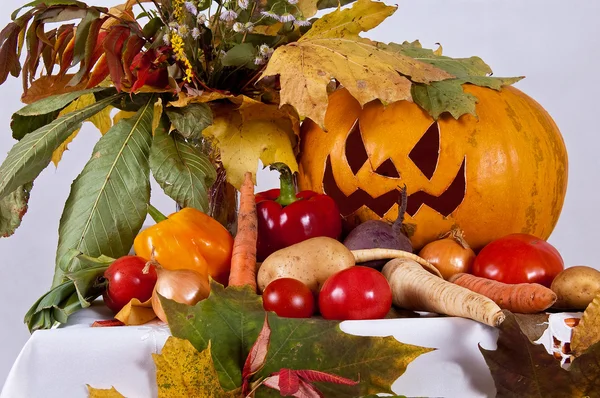 Autumn composition of vegetables of leaves and the pumpkin — Stock Photo, Image