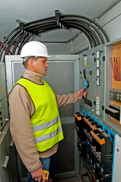 Eletricista em potência de comutação — Fotografia de Stock