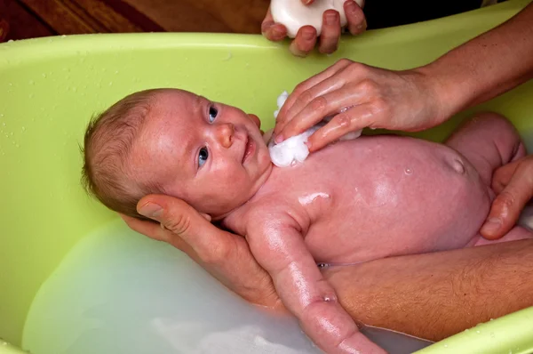 Infant in the bath — Stock Photo, Image