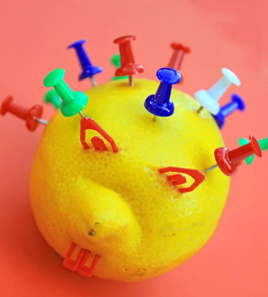 办公室柠檬用彩色别针上红色背景 — 图库照片
