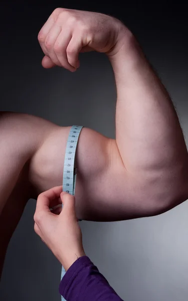 Medição do bíceps — Fotografia de Stock