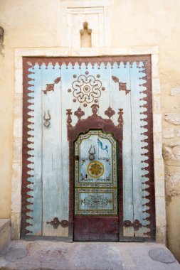 eski mavi kapı