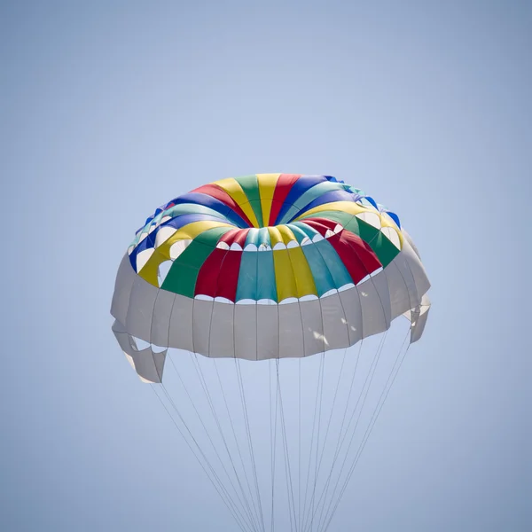 Красочный парашют — стоковое фото