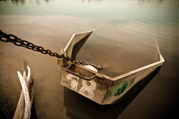 Старая разбившаяся лодка — стоковое фото