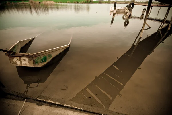 Старая разбившаяся лодка — стоковое фото