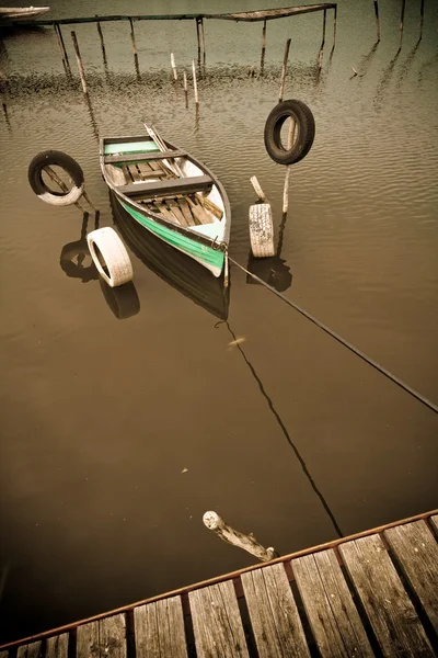 Старая лодка — стоковое фото