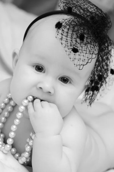 Bambina con perle e velo — Foto Stock