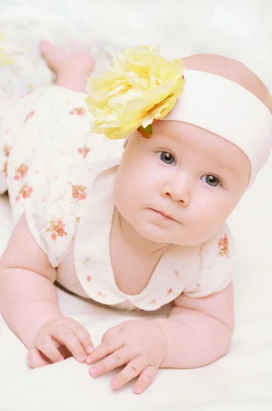 小可爱的小宝贝女孩与她头上的花 — 图库照片