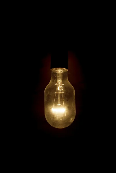 暗闇の中の電球 — ストック写真