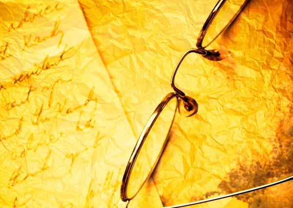 Винтажная бумага со старыми очками — стоковое фото