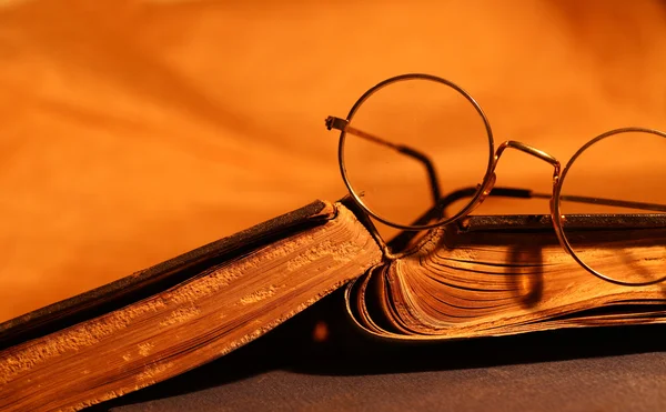 Gammel bok med øyeglass – stockfoto