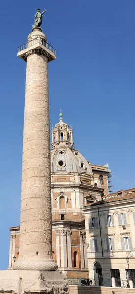 Траянская колонна и Санта Мария ди Лорето в Риме, Италия — стоковое фото