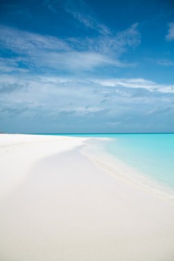 tropikal bir cennet. beyaz kum plaj ve mavi gökyüzü