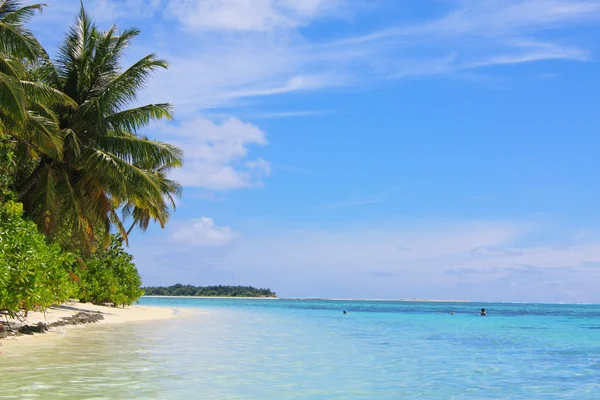 A trópusi paradicsomban. fehér homokos strand és a kék ég — Stock Fotó