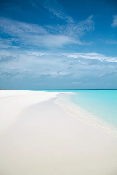 Тропический рай. Белый песок и голубое небо — стоковое фото
